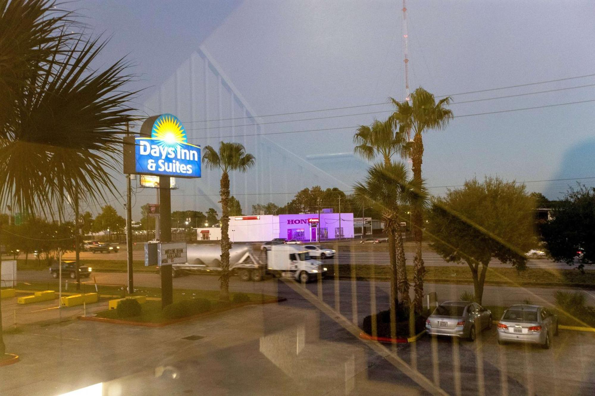 Days Inn & Suites By Wyndham Houston North/Aldine Экстерьер фото