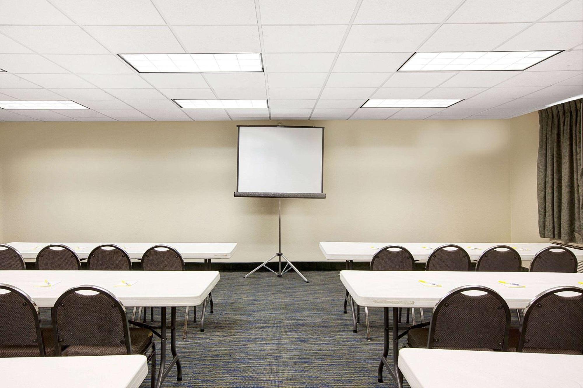 Days Inn & Suites By Wyndham Houston North/Aldine Экстерьер фото