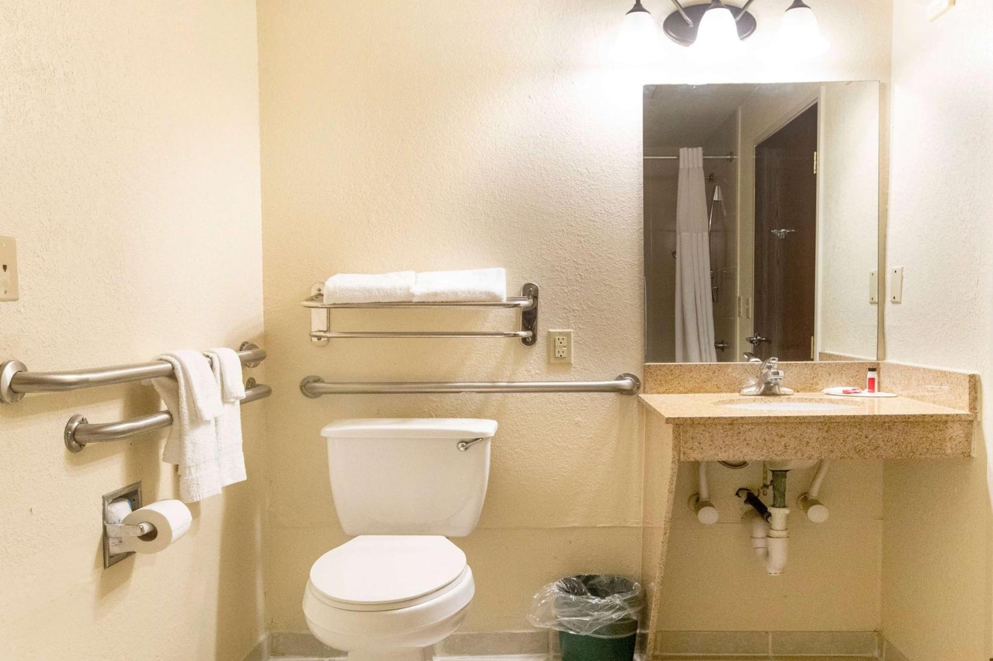 Days Inn & Suites By Wyndham Houston North/Aldine Экстерьер фото