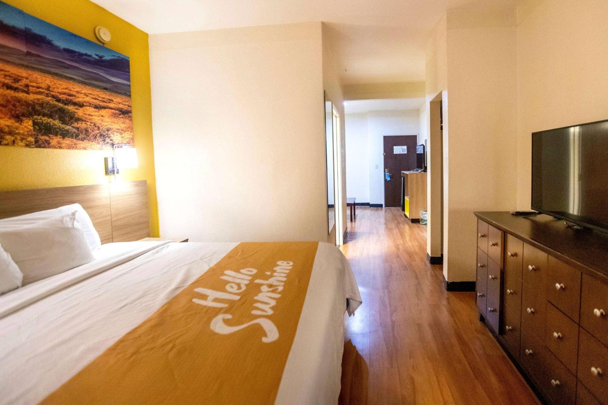 Days Inn & Suites By Wyndham Houston North/Aldine Экстерьер фото