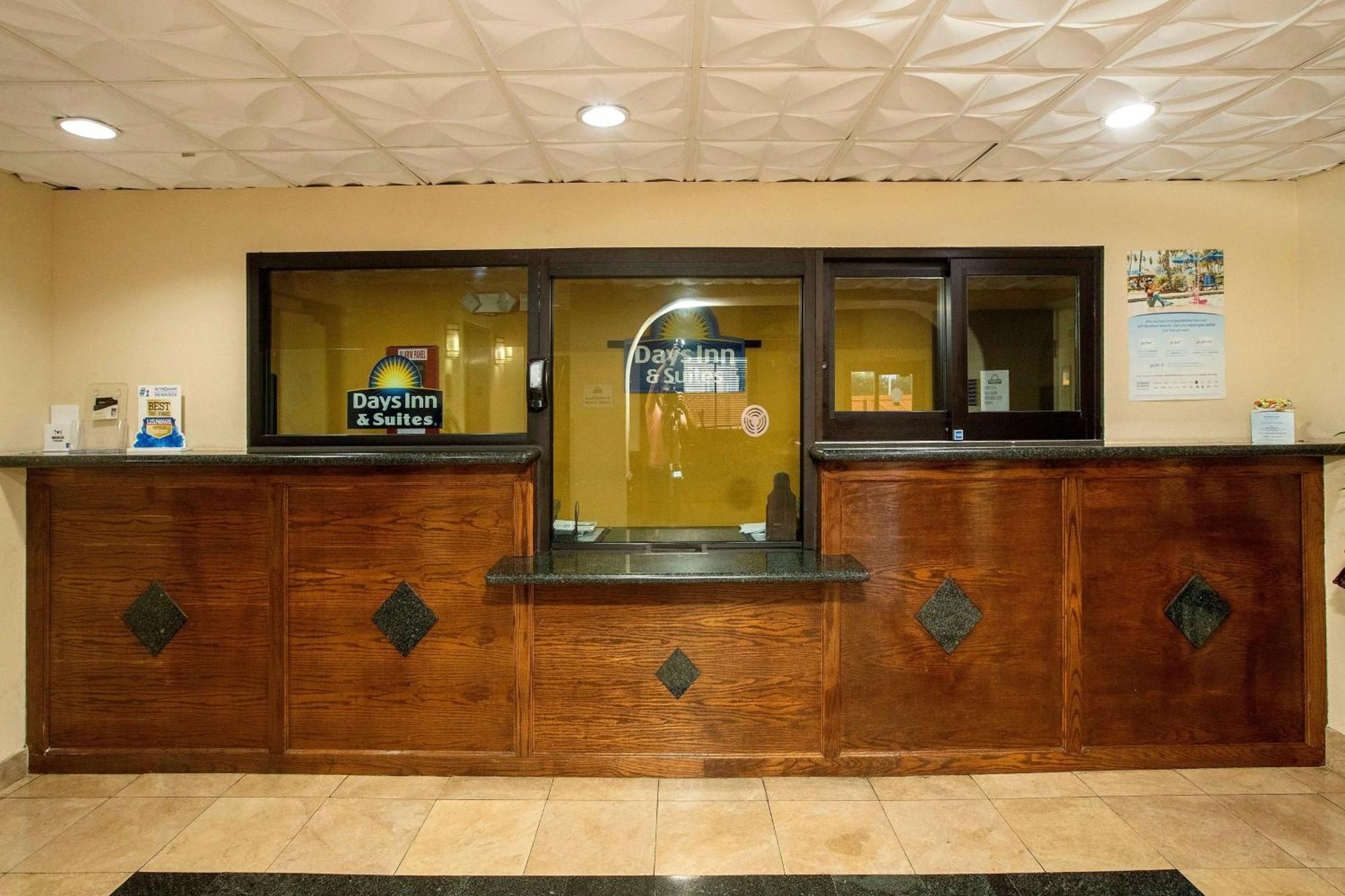Days Inn & Suites By Wyndham Houston North/Aldine Экстерьер фото